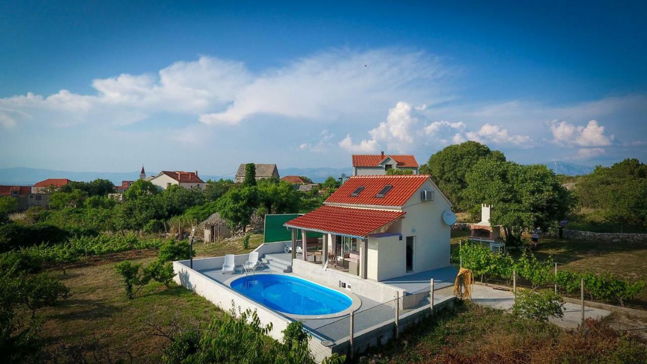 Baras Garden - House With Pool Mirce
